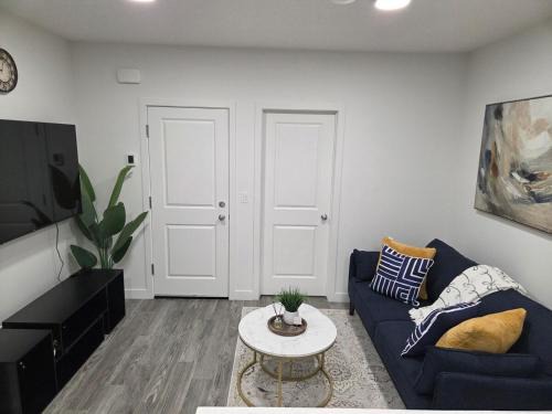 Southeast Calgary Apartamento | Modern 2BR near Hospital, YMCA, Stores