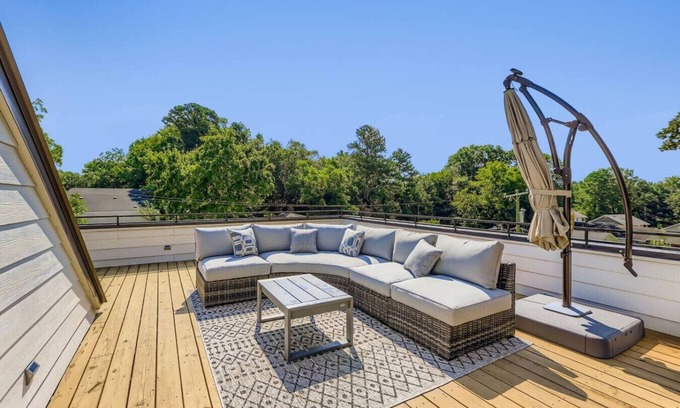 Durham Apartamento | Modern 2BR near Tobacco Trail w/rooftop deck