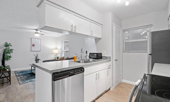 Hyde Park Apartamento | Modern 2BR Near UT Hyde Park Evonify