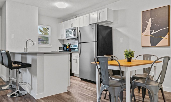 Hyde Park Apartamento | Modern 2BR Near UT | Hyde Park | Evonify