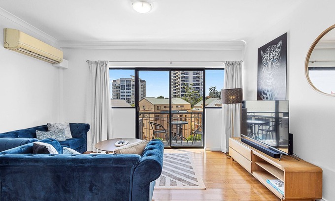 East Perth Apartamento | Modern 2BR Pool Gym Parking