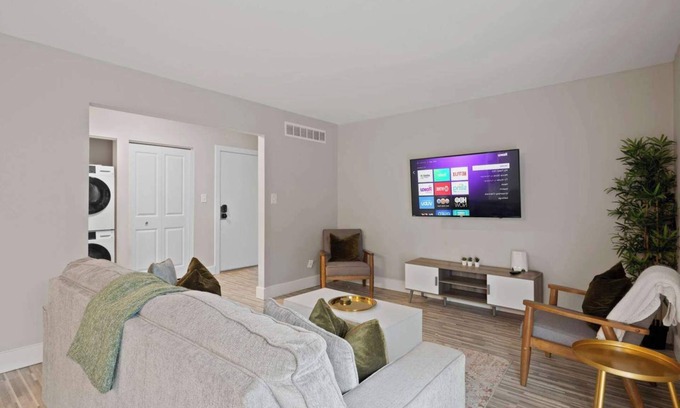 Rochester Apartamento | Modern 2BR Retreat w/Pool & Gym | Near Downtown