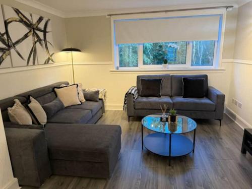 Banknock Apartamento | Modern 2BR Sleeps 4 Central Scotland with Parking