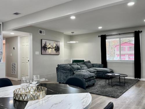 Atlanta Apartamento | Modern 2BR Stylish Retreat Unit A Upstairs