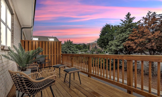 Buford Casa | Modern 2BR Townhome King Beds Near Mall GA
