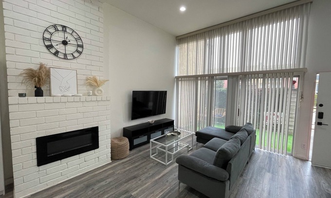 Encino Apartamento | Modern 2BR Townhome w/ free Hot tub & Pool