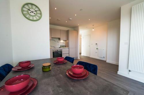 Wembley Park Apartamento | Modern 2BR Wembley Apartment Stadium Views and Balcony