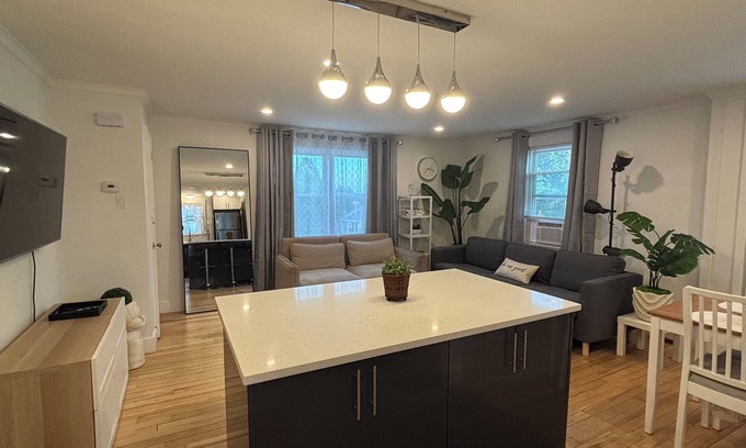 West Street - River Street Apartamento | Modern 3 Bd Oasis, Convenient city living w/ parking