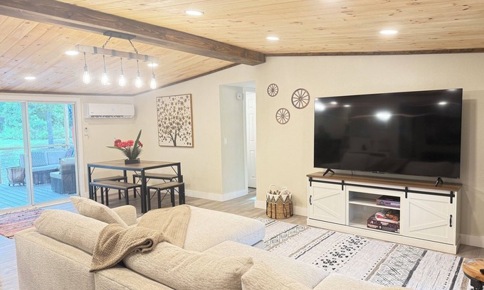 Lake City Casa | Modern 3 Bdrm Cottage Retreat by the Springs