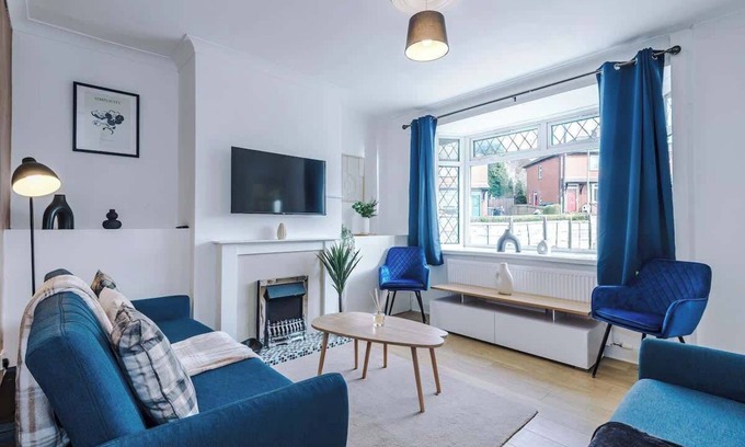 Stalybridge Casa | Modern 3-Bed, Ideal for Large Groups, Sleeps 7!
