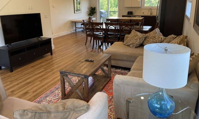 Halifax Apartamento | Modern 3 Bed, 2 Bath Two Storey Townhouse