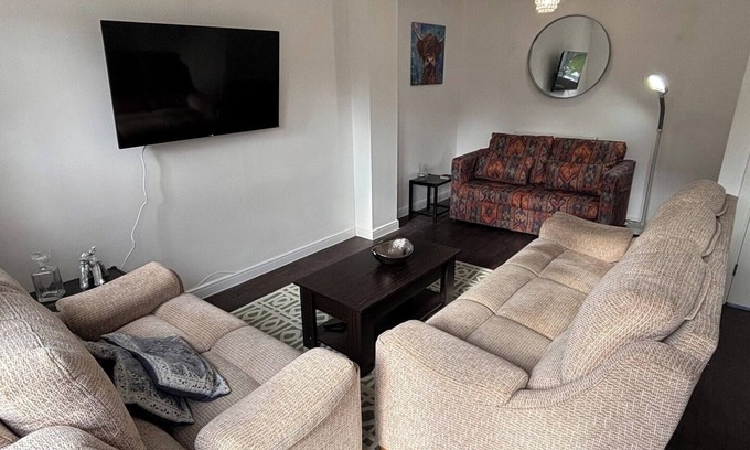Basildon Casa | Modern 3-Bed 3-Bath Home | Quiet Road | Parking |