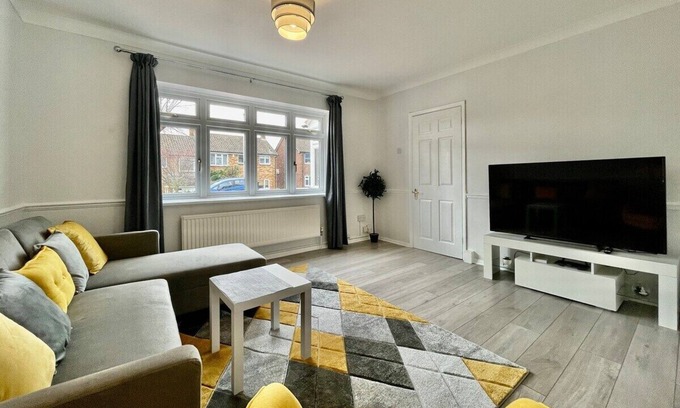 Hainault Casa | Modern 3 Bed Chigwell House (Free Parking)