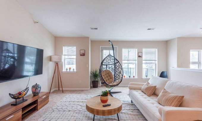 Ferndale Condominio | Modern 3-Bed Downtown Apartment