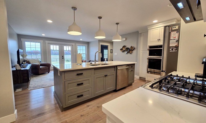 Terre Haute Casa | Modern 3-bed farmhouse AC, Wifi