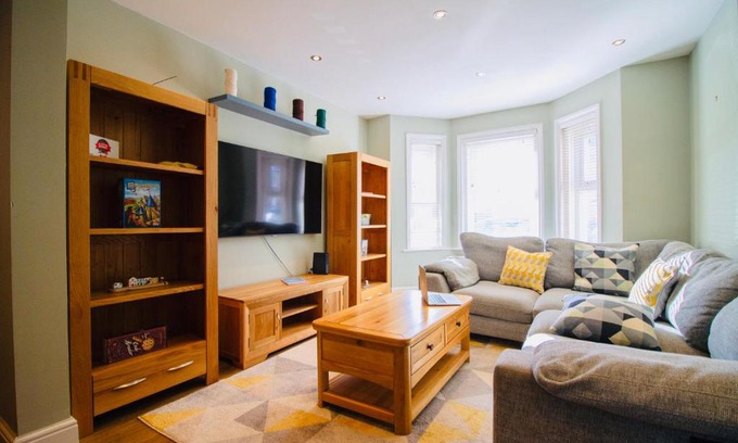 Poole Casa | Modern 3 bed w/garden, nr beach