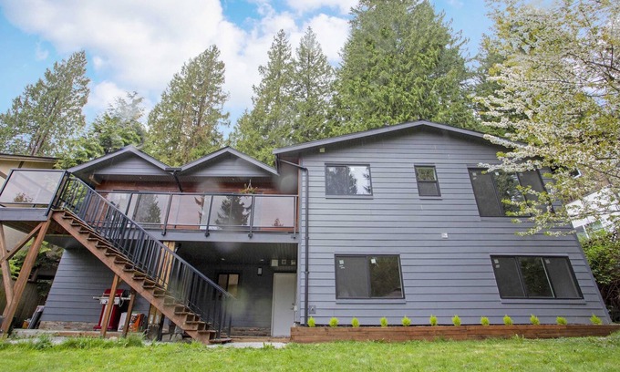 District of North Vancouver Casa | Modern 3 Bedrooms, 2 Bathrooms, 2 kitchens, Fully Renovated Garden level