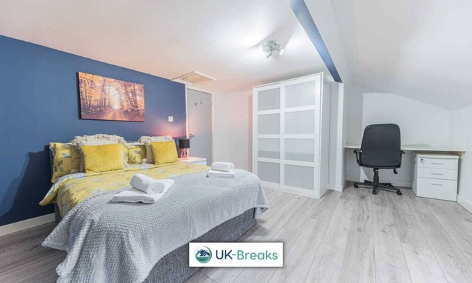 Egremont Apartamento | Modern, 3 bedroom, 2nd floor apartment. 24hr check-in. Fast Wi-fi