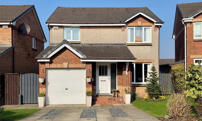 Glasgow Casa | Modern 3 Bedroom Detached Home with Private Garden