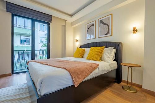 Cihangir Apartamento | Modern 3-Bedroom Duplex with Two Balconies, 2BA