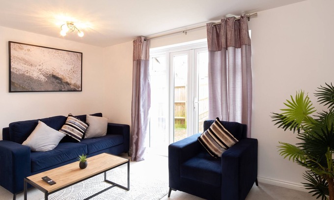 Oakengates Casa | Modern 3 bedroom family property, close to attractions and amenities.