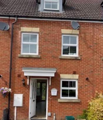 Darwin Casa | Modern 3-Bedroom Home 3 Minutes from Biggin Hill Airport - Secure Gated Community