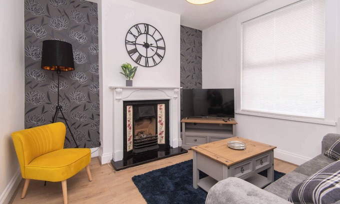 Rugby Casa | Modern 3 Bedroom Home in Central Rugby w Parking