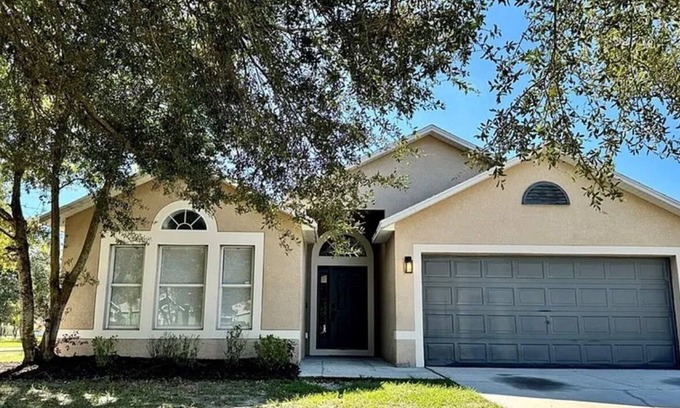 Gibsonton Casa | Modern 3-bedroom house with AC in Gibsonton, 5 minute walk to Kings Lake