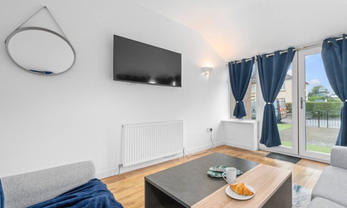 Rutherglen Casa | Modern 3 bedroom house with private parking, modern kitchen and easy access around Glasgow