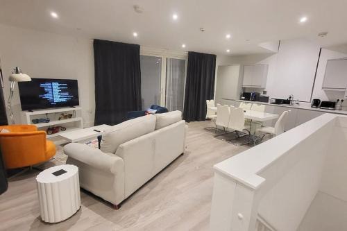 Finchley Church End Apartamento | Modern 3 Bedroom House With Balconies & Parking