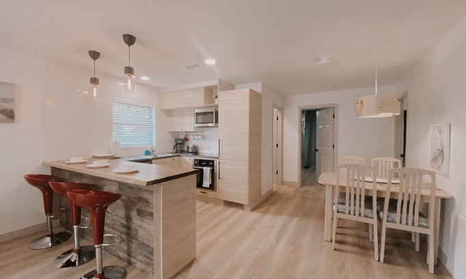 South Gate Ridge Casa | Modern 3 bedroom house 15 min from Siesta Key Beach