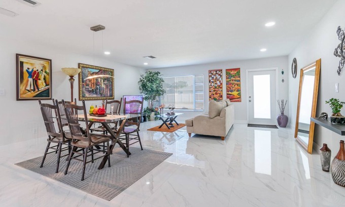 Tamarac Casa | Modern 3 bedroom House for 8 Guest + Pool