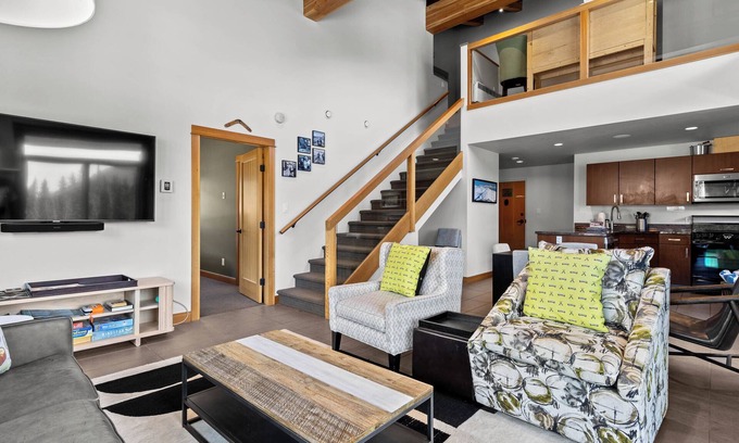 Sun Peaks Cabina | Apartamento moderno de 3 dormitorios en el centro del pueblo