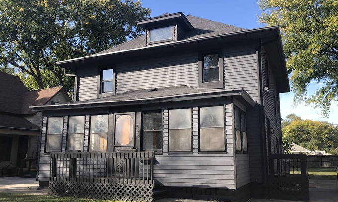 Des Moines Apartamento | Modern 3 Bedroom near downtown w yard