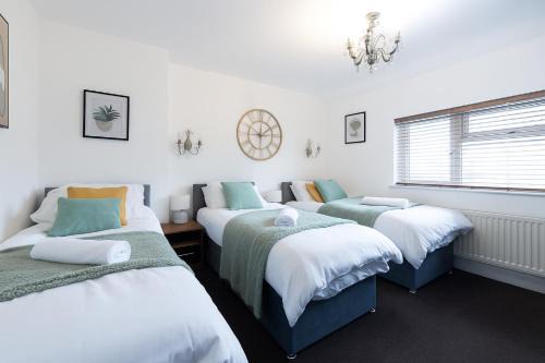 Chapeltown Casa | Modern 3 Bedroom Property 6 Beds Pet Friendly with Parking