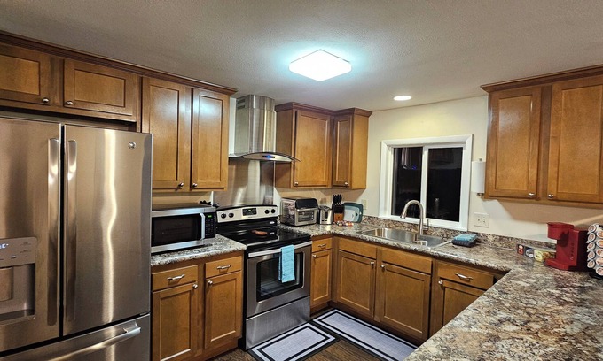 Howland Corners Casa | Modern 3-Bedroom Retreat in Howland - WiFi, Office & Fitness Space
