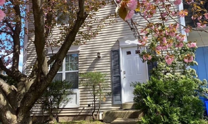 Fairland Casa | 3 bed/ 2.5 bath in a Beautiful Townhouse