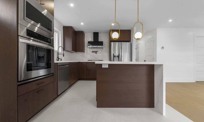 Toronto Casa | Modern 3 Bedroom w/ free parking