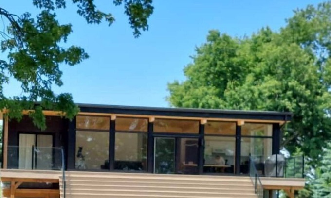 Dunnville Casa | Modern 3 Bedrooms Lakefront Retreat With hot Tub!