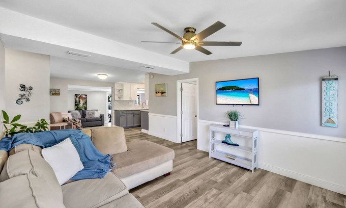 Royal Harbor Casa | Modern 3 BR/2 Bath home minutes from beach & downtown 5th Ave Naples!