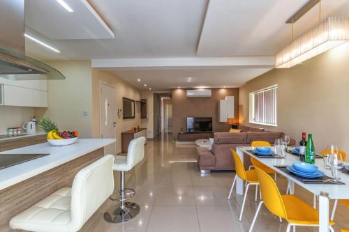 Swieqi Apartamento | Modern 3 BR Apartment close to Paceville and Beach