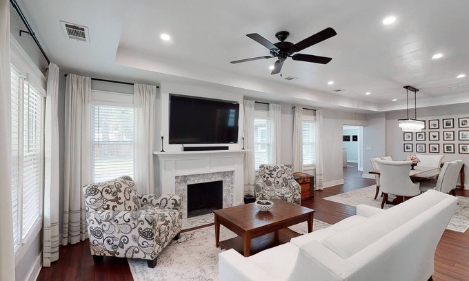 Garden City Casa | Modern 3 BR bungalow sleep 8, family/pet friendly, 15 min from downtown/outlets