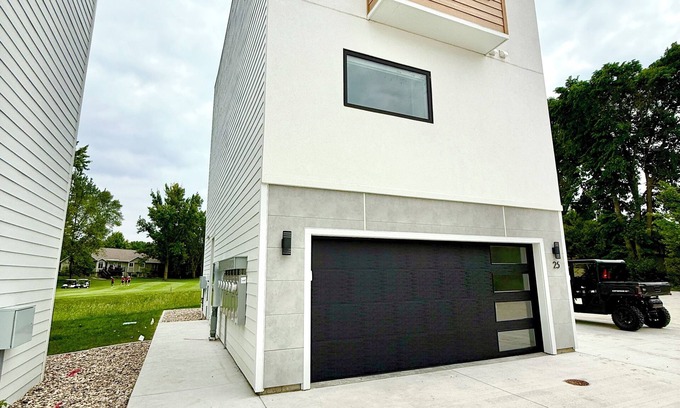 Arnolds Park Condominio | Modern 3-Story Condo Across from Arnold’s Park – Walk to Fun, Lake, & Dining!