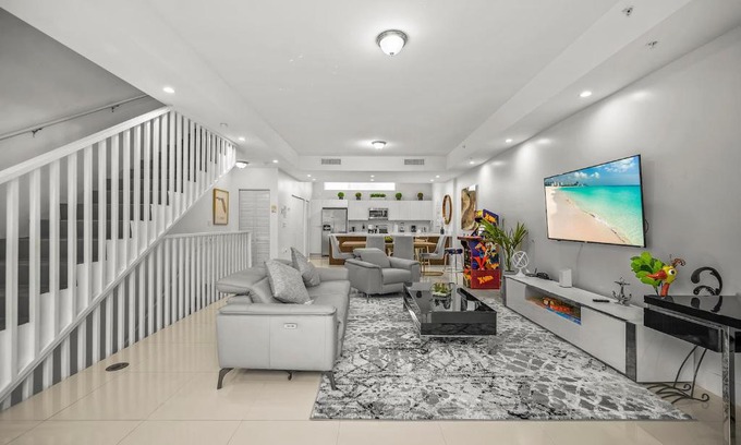 Downtown Hollywood Apartamento | Modern 3 Story Town Home w/Rooftop Jacuzzi