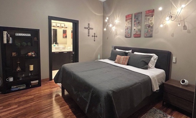 Fort Scott Apartamento | Modern 3000sf 4-bedroom loft in historic Downtown Fort Scott