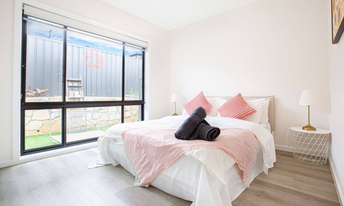 Throsby Casa | Modern 3B house, pet friendly close nature reserve