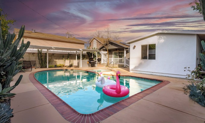 North Hollywood Casa | Modern 3BD Oasis with Pool-Jacuzzi, in Hollywood, Near Universal Studios