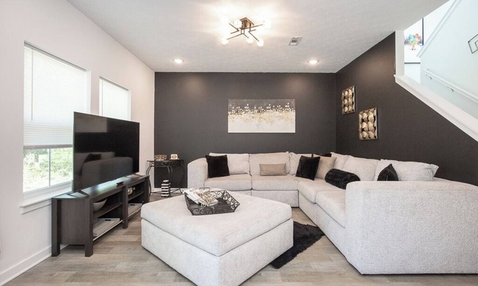 West Akron Casa | Modern 3Bdrm Home | Family-Friendly, Close to Zoo