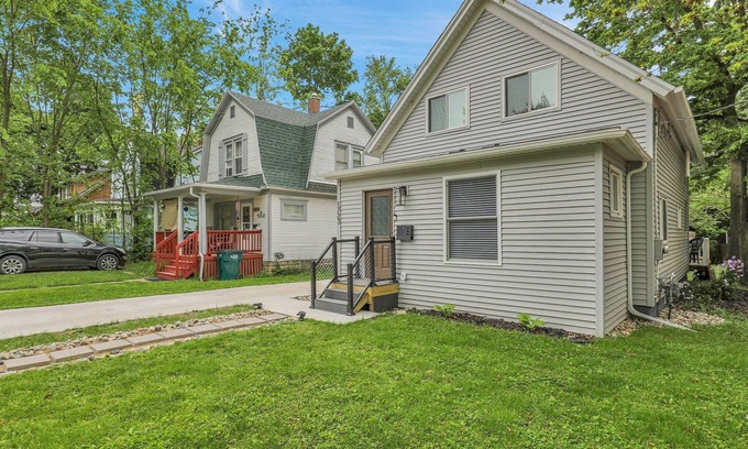 Lansing Casa | Modern 3BDRM Near Downtown & MSU