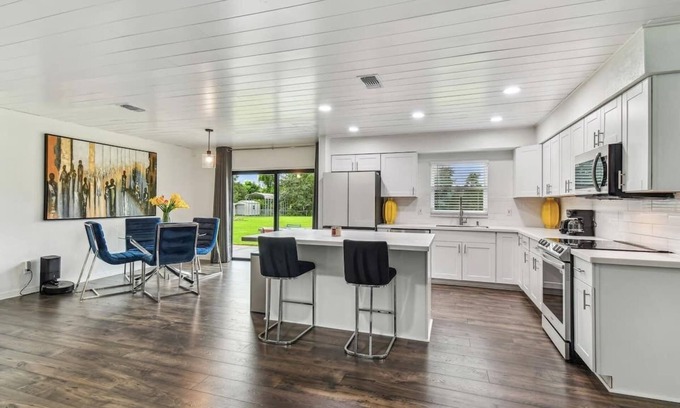 Wesley Chapel South Casa | Modern 3bed, 2bath House in Wesley Chapel, with EV Charging Outlet, AC, & WiFi.